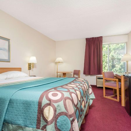 Мотель Super 8 By Wyndham Menomonie Wi Экстерьер фото