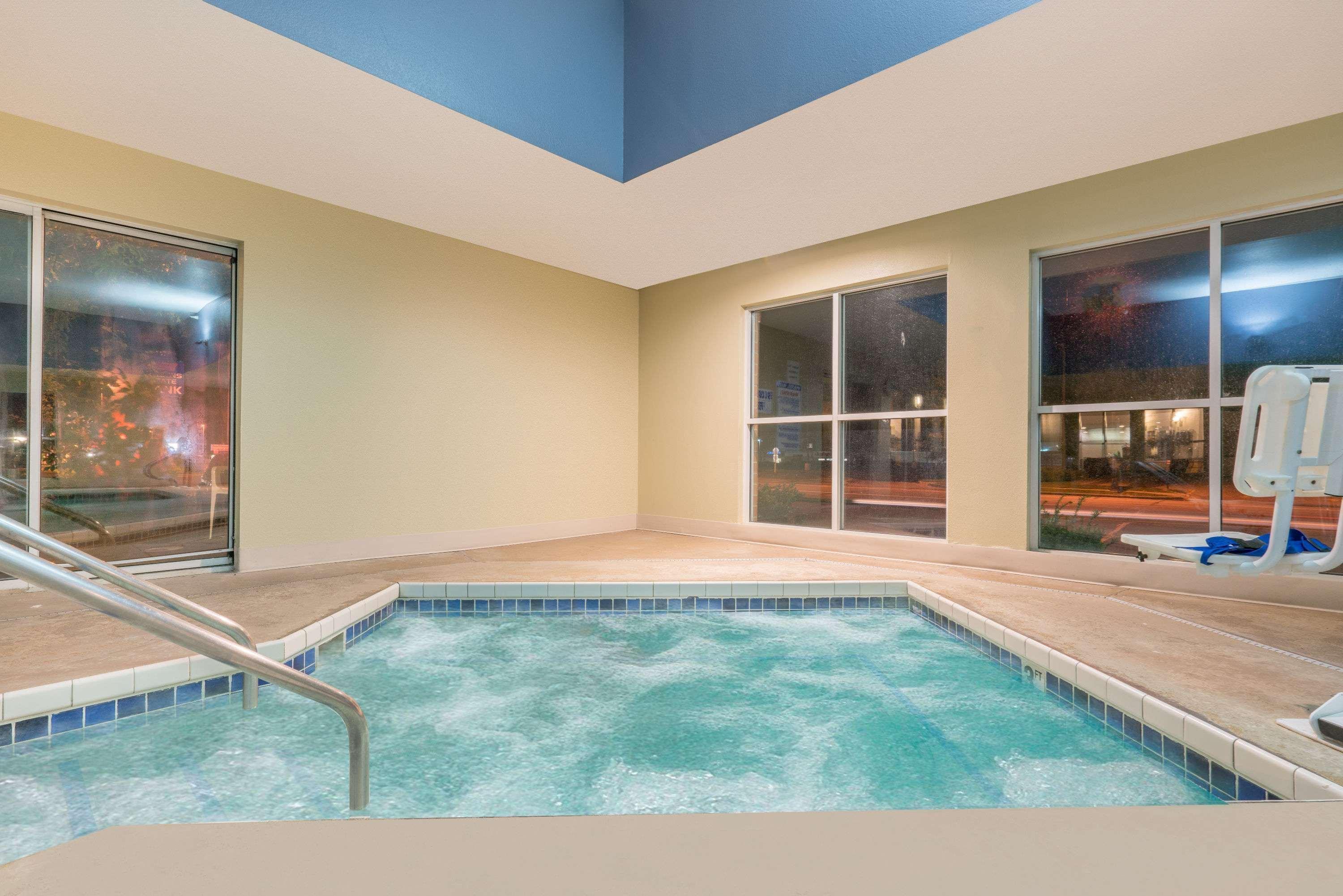 Мотель Super 8 By Wyndham Menomonie Wi Экстерьер фото